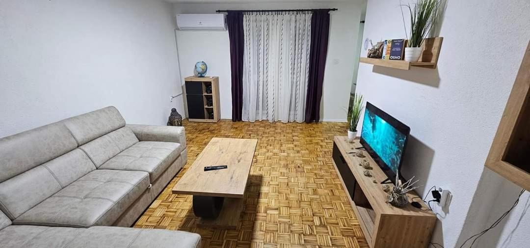 Stan Na Dan Kozarska Dubica Apartment Bosanska Dubica ภายนอก รูปภาพ